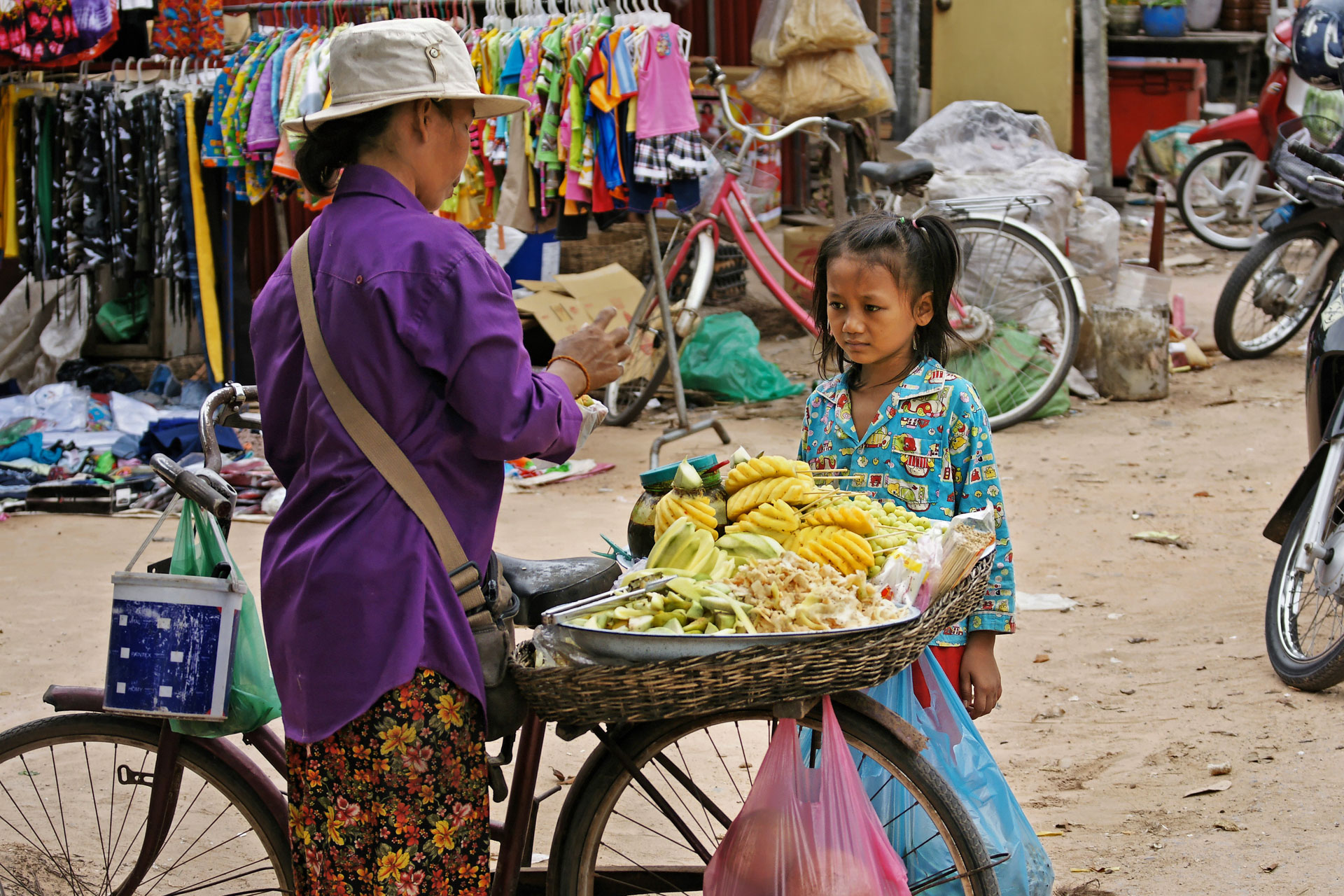 Auf dem Markt des Dorfs Preah Dak im Gebiet von Angkor